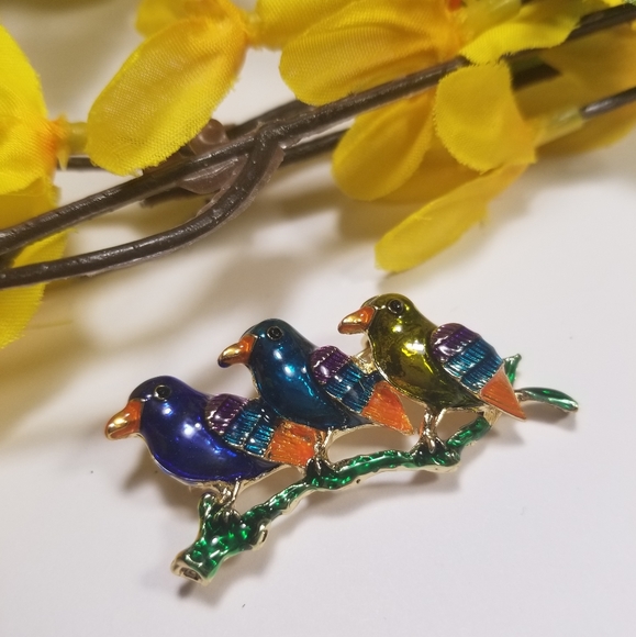 Pretty Three Bird Brooch - Picture 3 of 8